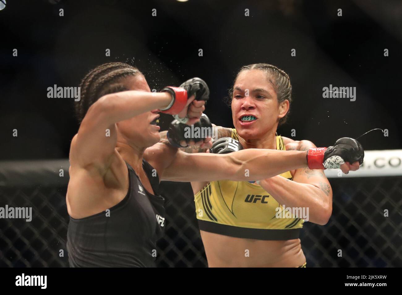 Dallas, Texas, Dallas, TX, USA. 30.. Juli 2022. DALLAS, TX - 30. JULI: (R-L) Amanda Nunes schlägt Julianna PeÃ±A bei ihrem Women Bantamweight Kampf während der UFC 277 Veranstaltung im American Airlines Center am 30. Juli 2022 in Dallas, Texas, USA. (Bild: © Alejandro Salazar/PX Imagens via ZUMA Press Wire) Stockfoto