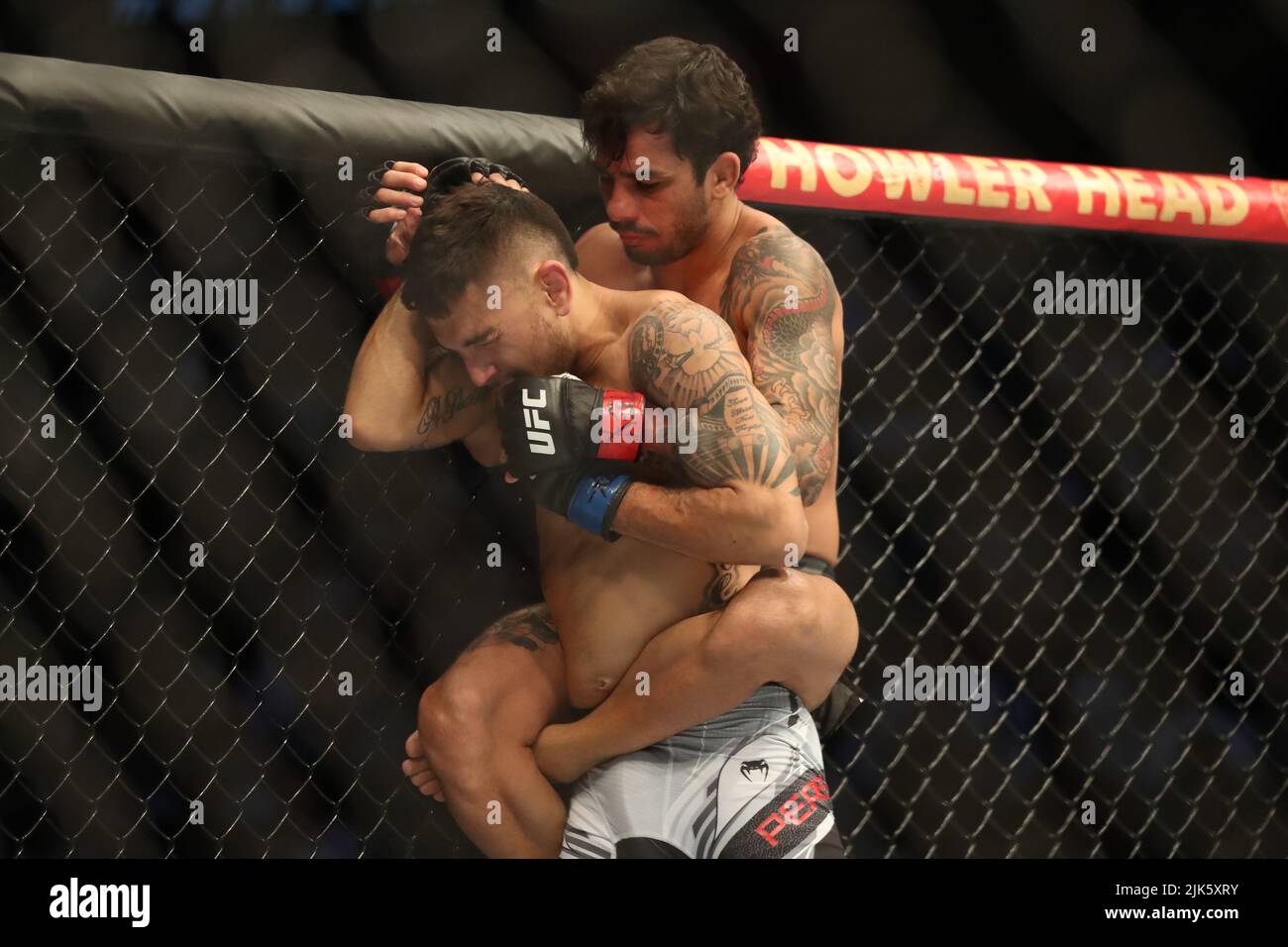 DALLAS, TX - 30. JULI: (R-L) Alexandre Pantoja kontrolliert den Körper von Alex Perez bei ihrem Flyweight-Kampf während der UFC 277-Veranstaltung im American Airlines Center am 30. Juli 2022 in Dallas, Texas, USA. (Foto von Alejandro Salazar/PxImages) Credit: Px Images/Alamy Live News Stockfoto