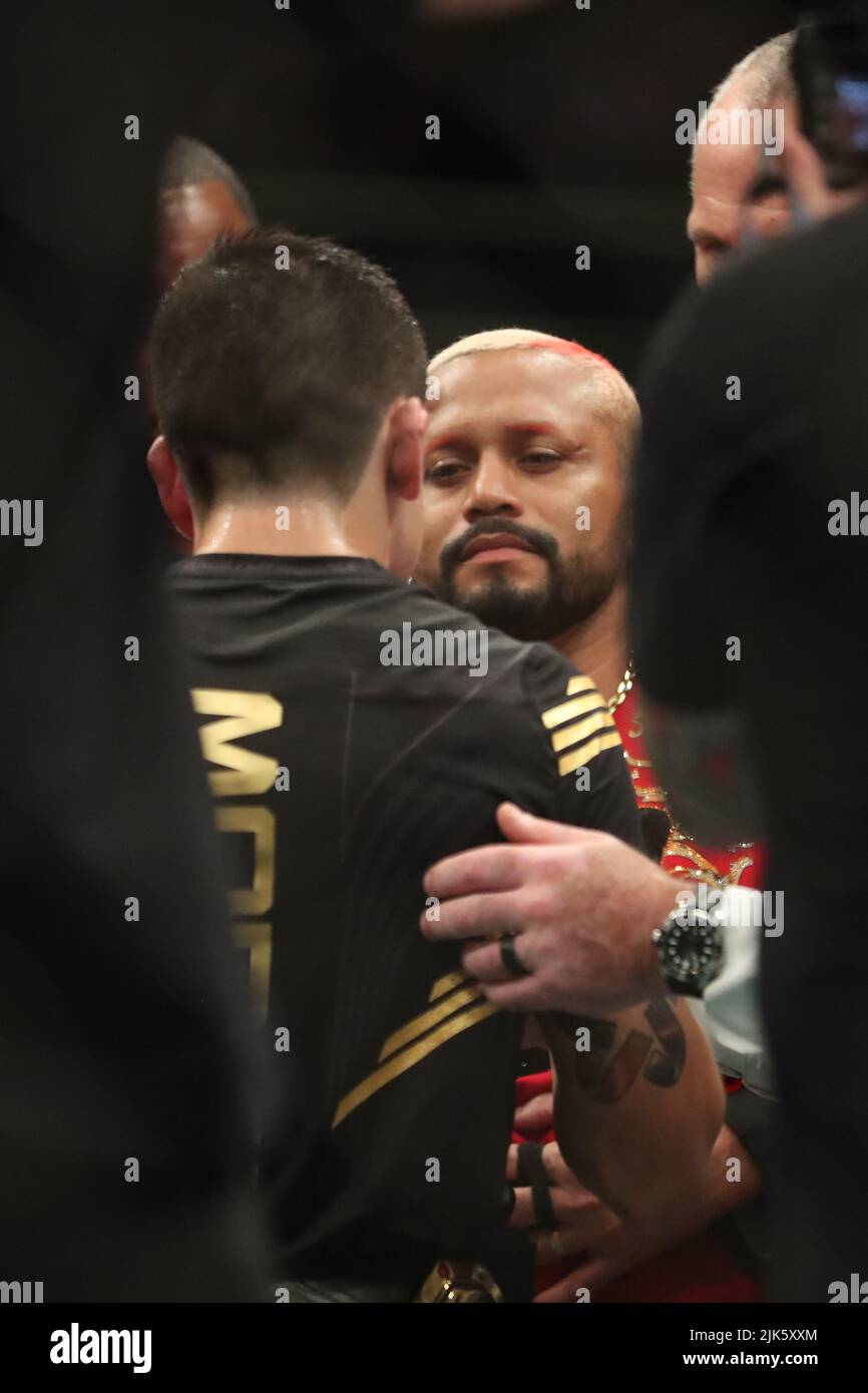 DALLAS, TX - 30. JULI: (L-R) Brandon Moreno und Deiveson Figueiredo treten während der UFC 277-Veranstaltung im American Airlines Center am 30. Juli 2022 in Dallas, Texas, USA, auf. (Foto von Alejandro Salazar/PxImages) Credit: Px Images/Alamy Live News Stockfoto