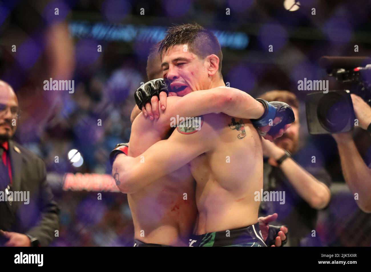 DALLAS, TX - 30. JULI: (L-R) Brandon Moreno umarmt Kai Kara-France nach ihrem Flyweight-Kampf während der UFC 277-Veranstaltung im American Airlines Center am 30. Juli 2022 in Dallas, Texas, USA. (Foto von Alejandro Salazar/PxImages) Credit: Px Images/Alamy Live News Stockfoto
