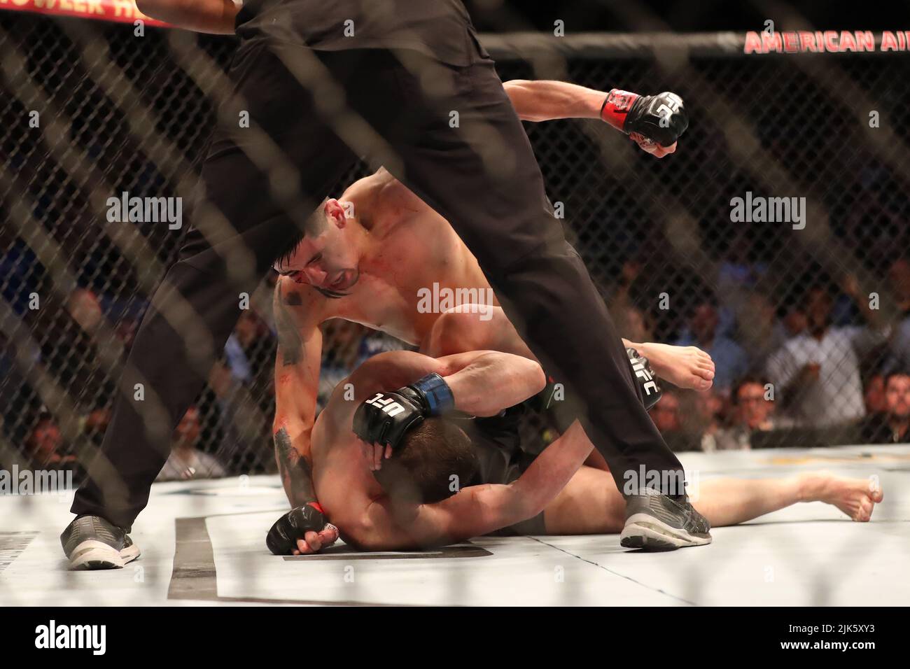 DALLAS, TX - 30. JULI: Brandon Moreno (TOP) schlägt Kai Kara-France bei ihrem Flyweight-Kampf während der UFC 277-Veranstaltung im American Airlines Center am 30. Juli 2022 in Dallas, Texas, USA. (Foto von Alejandro Salazar/PxImages) Credit: Px Images/Alamy Live News Stockfoto