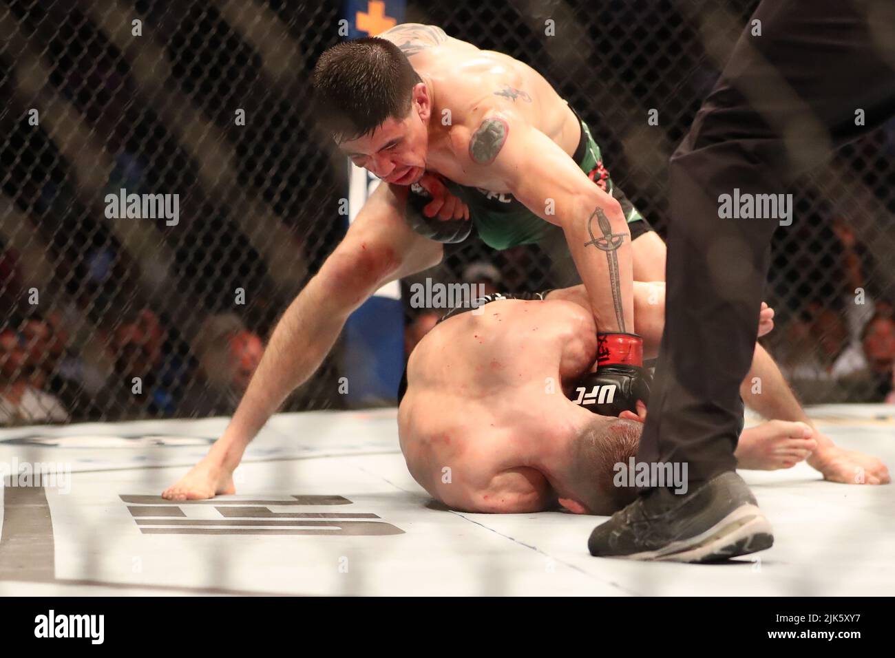DALLAS, TX - 30. JULI: Brandon Moreno (TOP) schlägt Kai Kara-France bei ihrem Flyweight-Kampf während der UFC 277-Veranstaltung im American Airlines Center am 30. Juli 2022 in Dallas, Texas, USA. (Foto von Alejandro Salazar/PxImages) Credit: Px Images/Alamy Live News Stockfoto