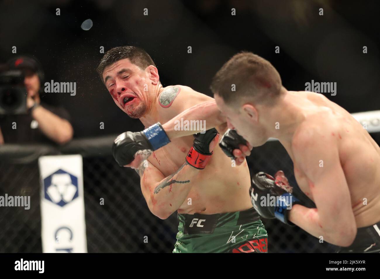 DALLAS, TX - 30. JULI: (R-L) Kai Kara-France schlägt Brandon Moreno bei ihrem Flyweight-Kampf während der UFC 277-Veranstaltung im American Airlines Center am 30. Juli 2022 in Dallas, Texas, USA. (Foto von Alejandro Salazar/PxImages) Credit: Px Images/Alamy Live News Stockfoto