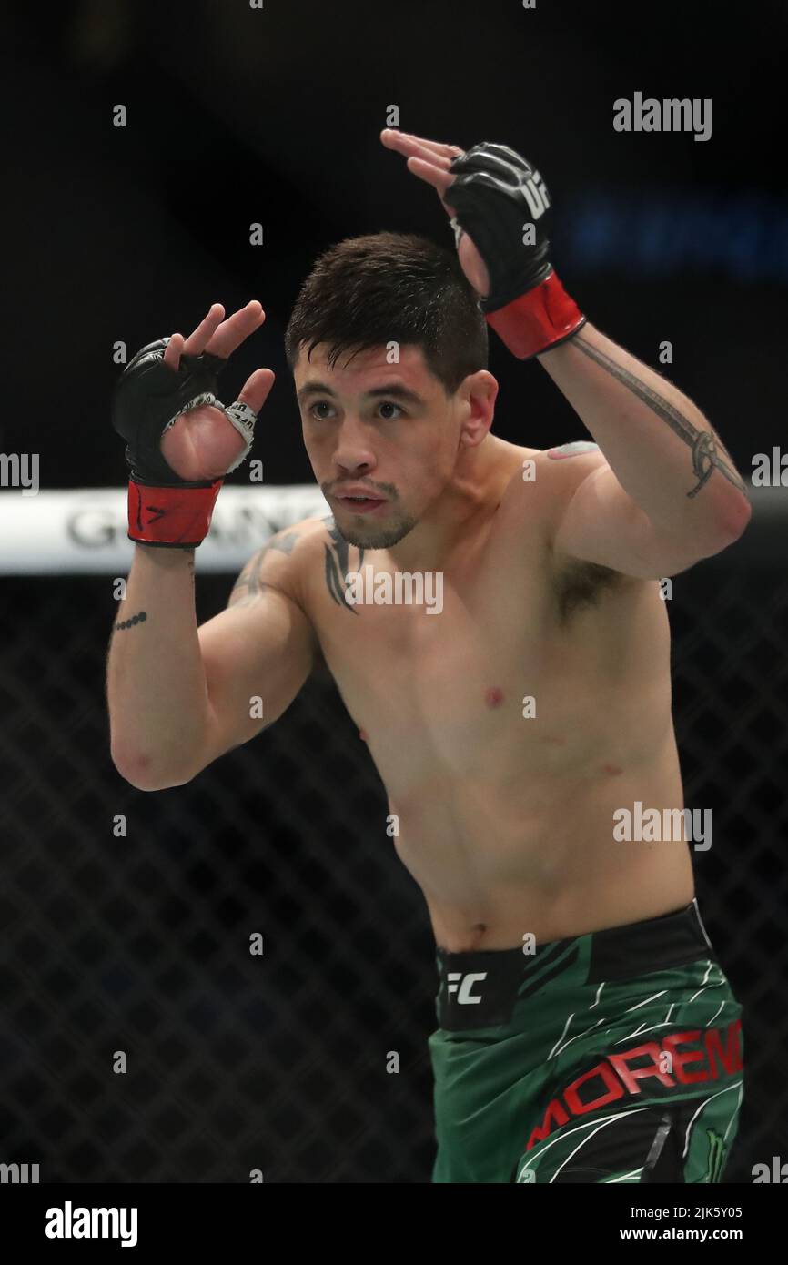DALLAS, TX - 30. JULI: Brandon Moreno kämpft gegen Kai Kara-France in ihrem Flyweight-Kampf während des UFC 277-Events im American Airlines Center am 30. Juli 2022 in Dallas, Texas, USA. (Foto von Alejandro Salazar/PxImages) Credit: Px Images/Alamy Live News Stockfoto