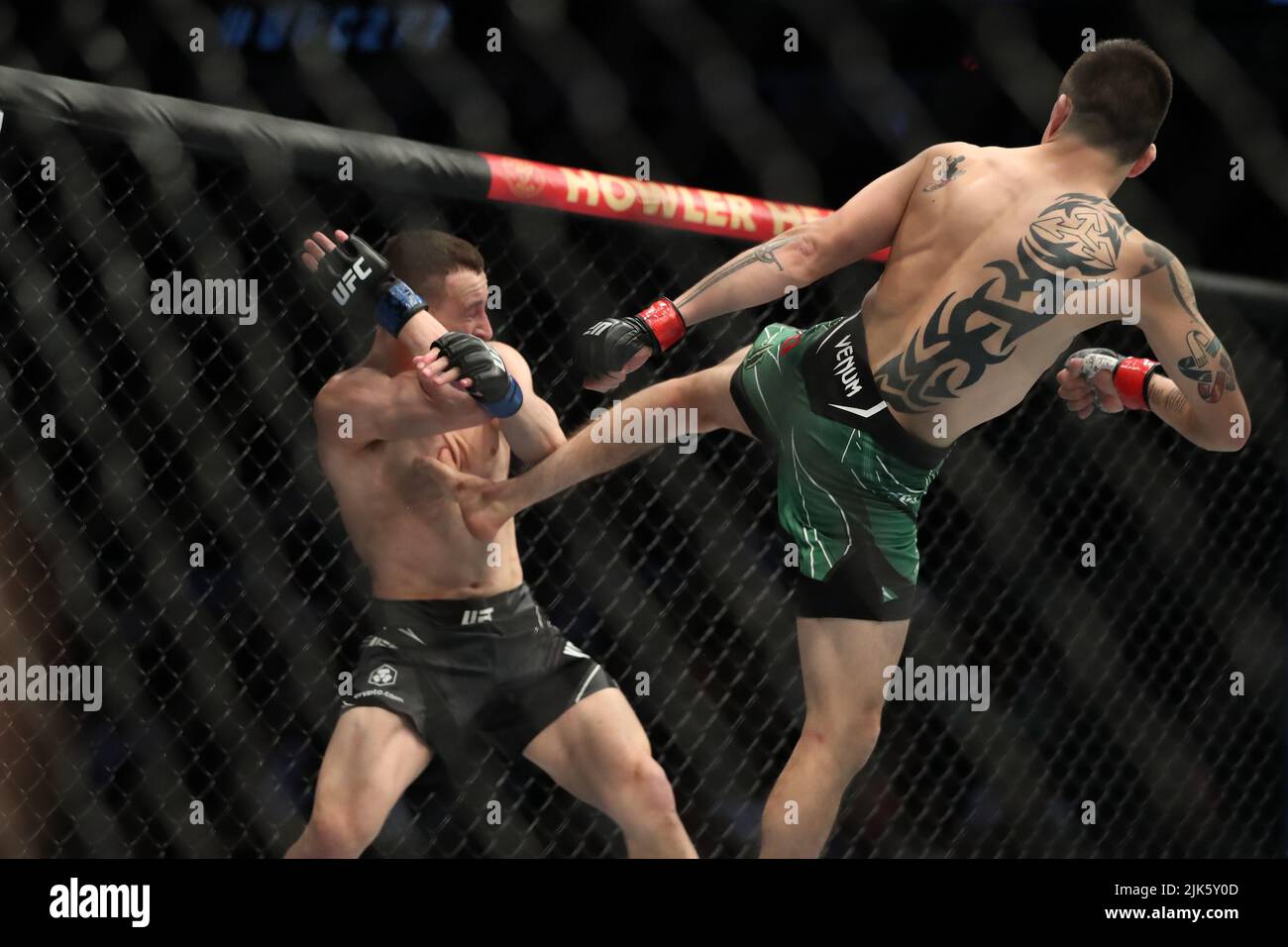 DALLAS, TX - 30. JULI: (R-L) Brandon Moreno tritt Kai Kara-France während des UFC 277-Events im American Airlines Center am 30. Juli 2022 in Dallas, Texas, USA, in ihre Flyweight-Serie ein. (Foto von Alejandro Salazar/PxImages) Credit: Px Images/Alamy Live News Stockfoto