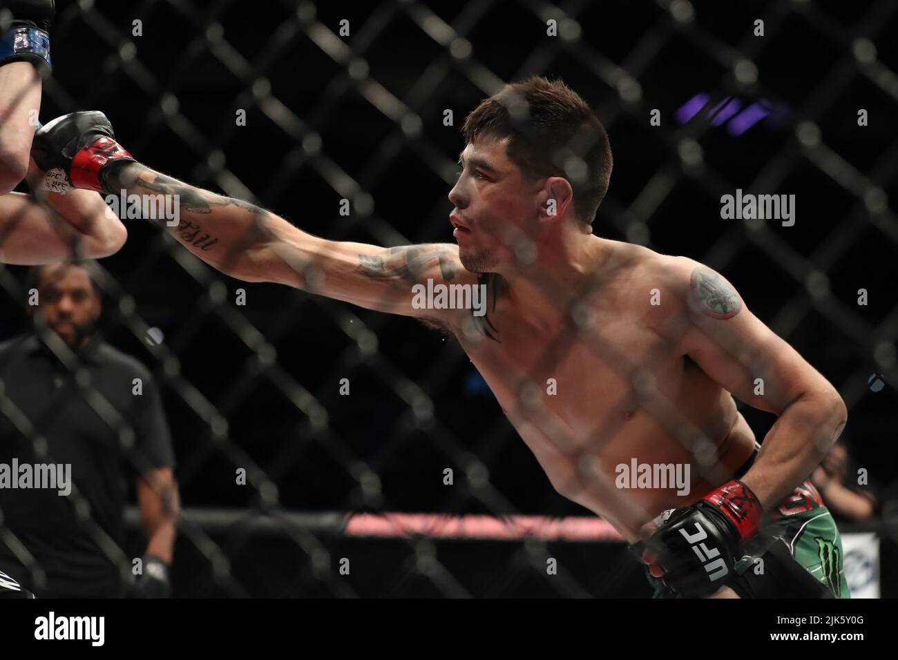 DALLAS, TX - 30. JULI: (R-L) Brandon Moreno schlägt Kai Kara-France bei ihrem Flyweight-Kampf während der UFC 277-Veranstaltung im American Airlines Center am 30. Juli 2022 in Dallas, Texas, USA. (Foto von Alejandro Salazar/PxImages) Credit: Px Images/Alamy Live News Stockfoto