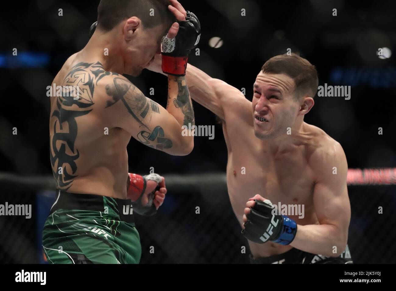 DALLAS, TX - 30. JULI: (R-L) Kai Kara-France schlägt Brandon Moreno bei ihrem Flyweight-Kampf während der UFC 277-Veranstaltung im American Airlines Center am 30. Juli 2022 in Dallas, Texas, USA. (Foto von Alejandro Salazar/PxImages) Credit: Px Images/Alamy Live News Stockfoto
