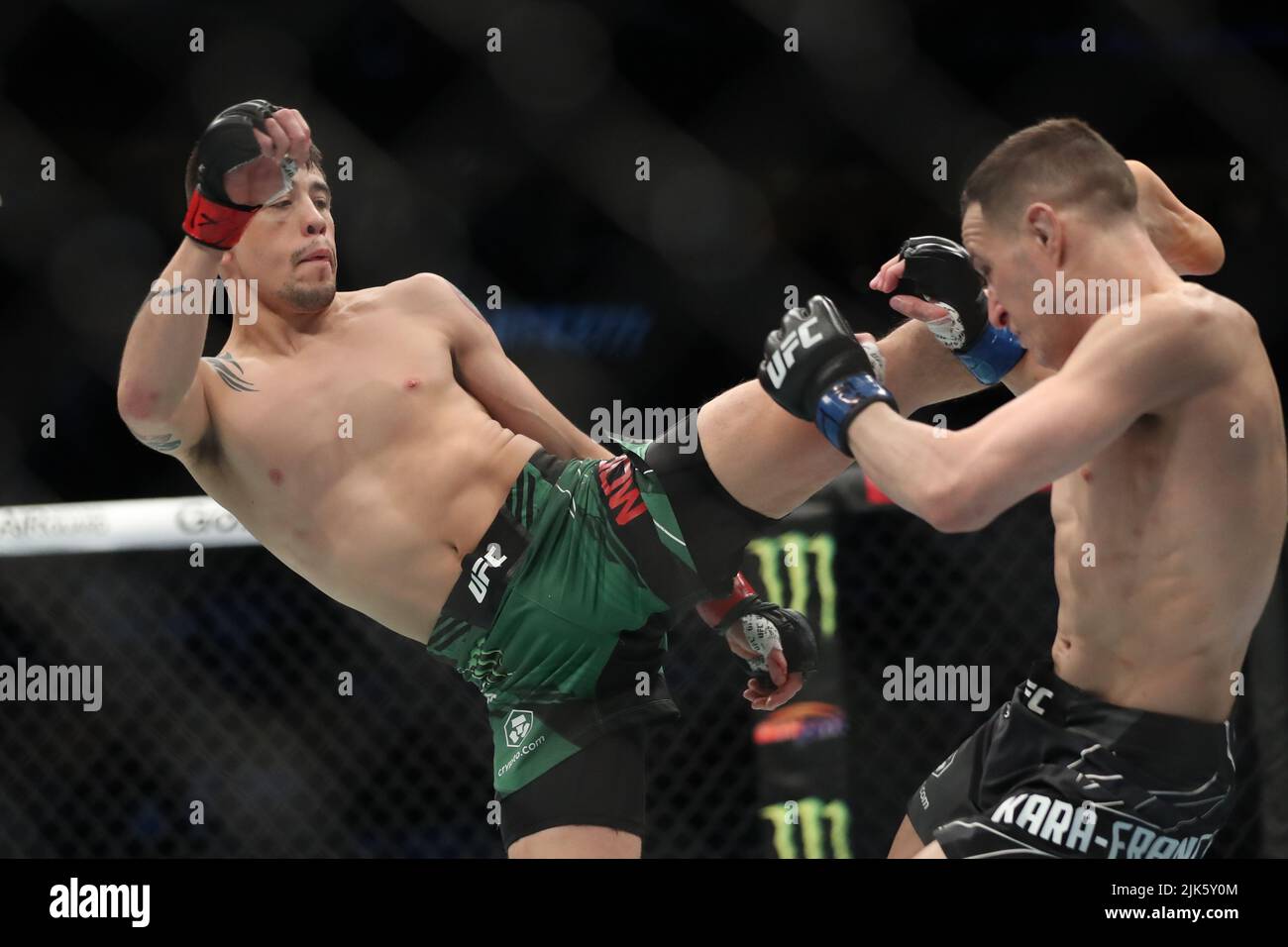 DALLAS, TX - 30. JULI: (L-R) Brandon Moreno tritt Kai Kara-France während des UFC 277-Events im American Airlines Center am 30. Juli 2022 in Dallas, Texas, USA, in ihre Flyweight-Serie ein. (Foto von Alejandro Salazar/PxImages) Credit: Px Images/Alamy Live News Stockfoto
