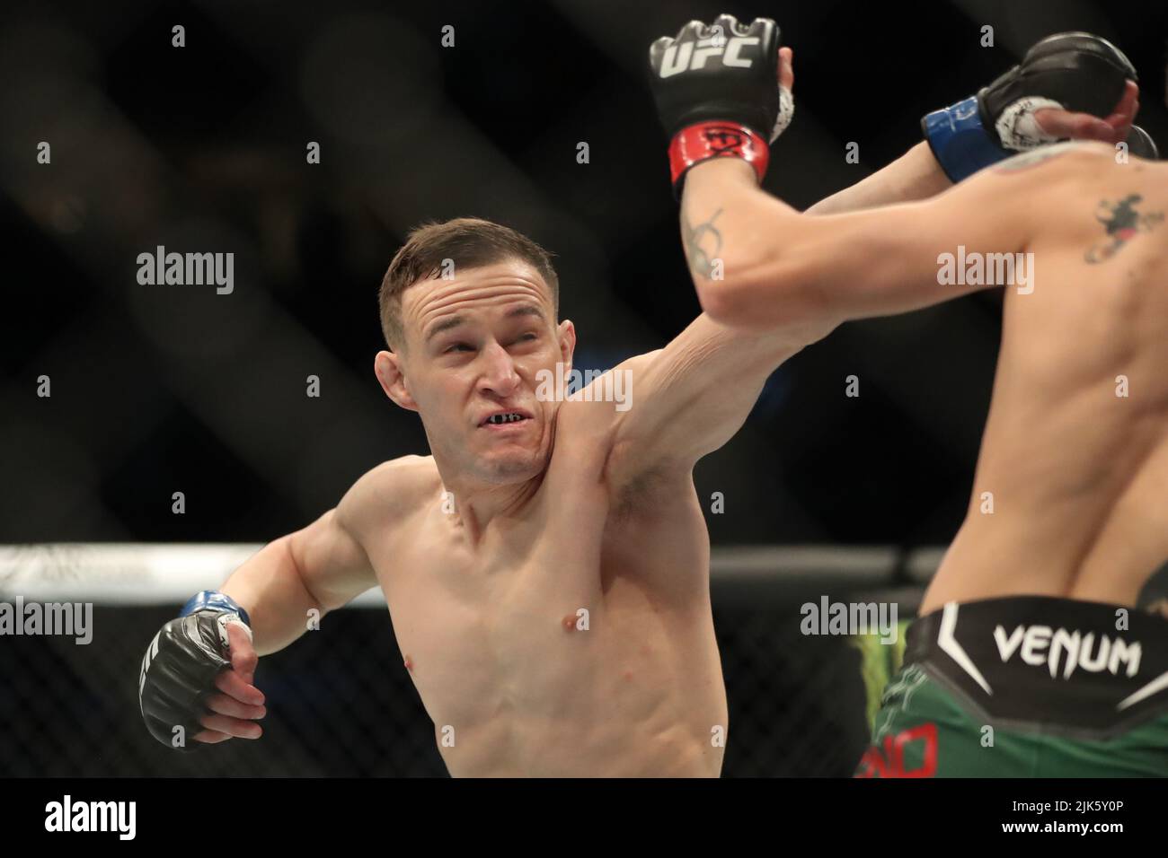 DALLAS, TX - 30. JULI: (L-R) Kai Kara-France schlägt Brandon Moreno bei ihrem Flyweight-Kampf während der UFC 277-Veranstaltung im American Airlines Center am 30. Juli 2022 in Dallas, Texas, USA. (Foto von Alejandro Salazar/PxImages) Credit: Px Images/Alamy Live News Stockfoto