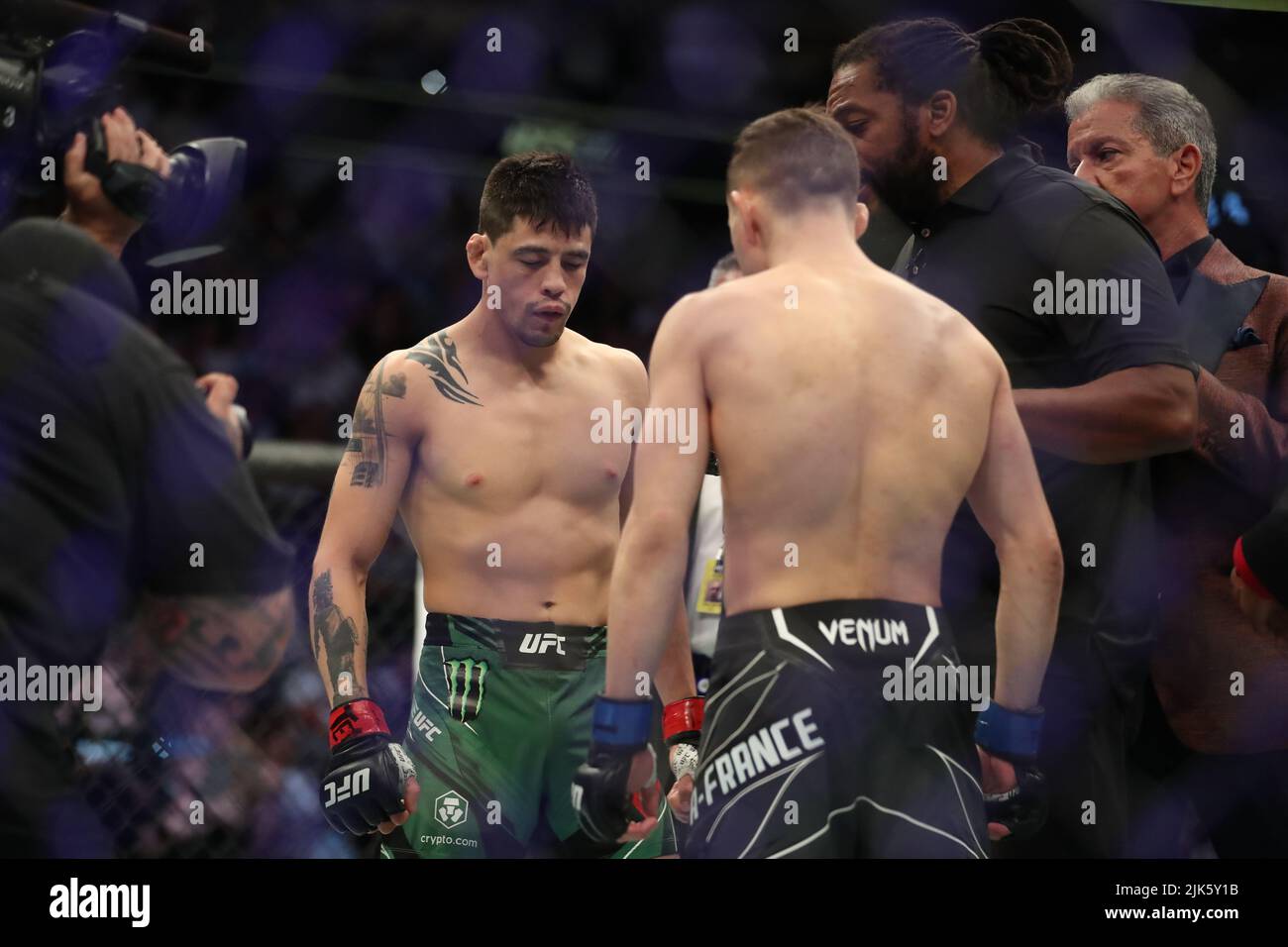 DALLAS, TX - 30. JULI: (L-R) Brandon Moreno kämpft gegen Kai Kara-France vor ihrem Flyweight-Kampf während des UFC 277-Events im American Airlines Center am 30. Juli 2022 in Dallas, Texas, USA. (Foto von Alejandro Salazar/PxImages) Credit: Px Images/Alamy Live News Stockfoto