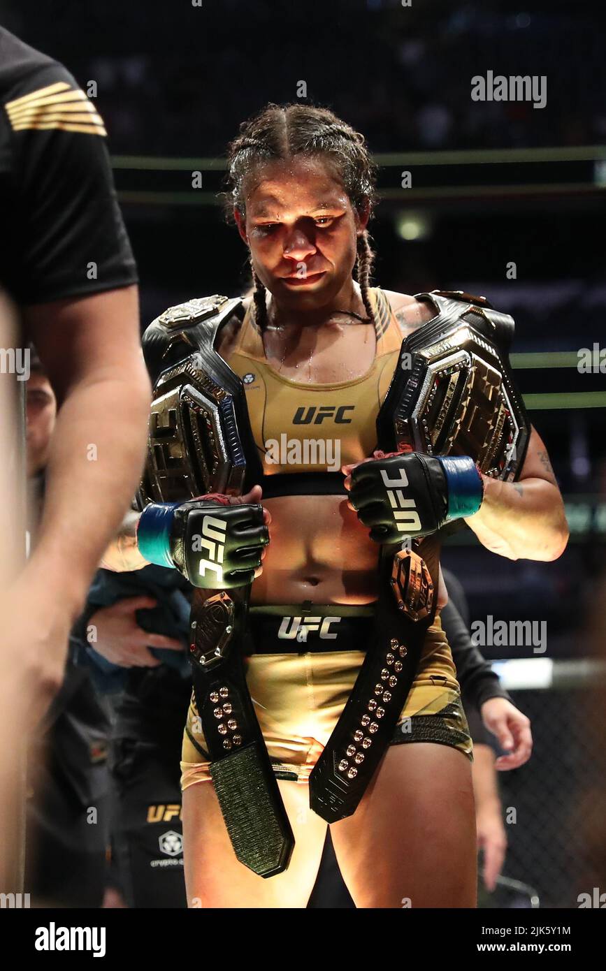 DALLAS, TX - 30. JULI: Amanda Nunes feiert ihren Sieg über Julianna Peña bei ihrem Women Bantamweight Kampf während des UFC 277 Events im American Airlines Center am 30. Juli 2022 in Dallas, Texas, USA. (Foto von Alejandro Salazar/PxImages) Credit: Px Images/Alamy Live News Stockfoto