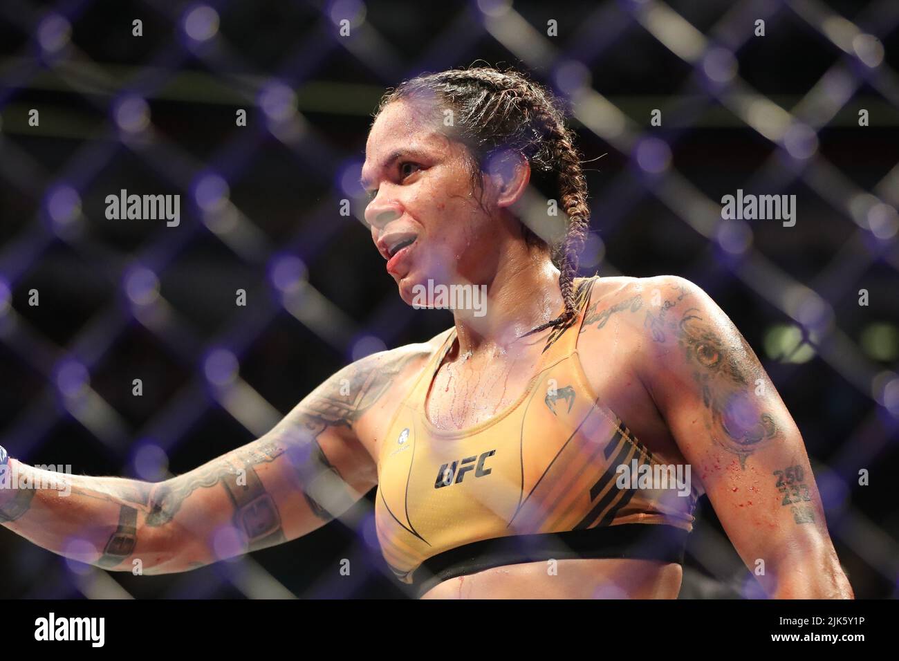 DALLAS, TX - 30. JULI: Amanda Nunes feiert ihren Sieg über Julianna Peña bei ihrem Women Bantamweight Kampf während des UFC 277 Events im American Airlines Center am 30. Juli 2022 in Dallas, Texas, USA. (Foto von Alejandro Salazar/PxImages) Credit: Px Images/Alamy Live News Stockfoto