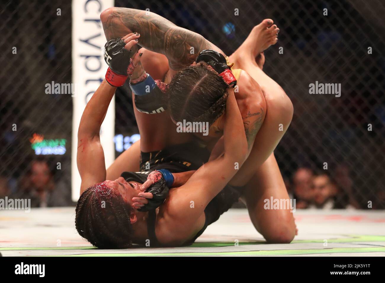 DALLAS, TX - 30. JULI: Amanda Nunes (TOP) schlägt Julianna Peña bei ihrem Women Bantamweight Kampf während der UFC 277 Veranstaltung im American Airlines Center am 30. Juli 2022 in Dallas, Texas, USA. (Foto von Alejandro Salazar/PxImages) Credit: Px Images/Alamy Live News Stockfoto