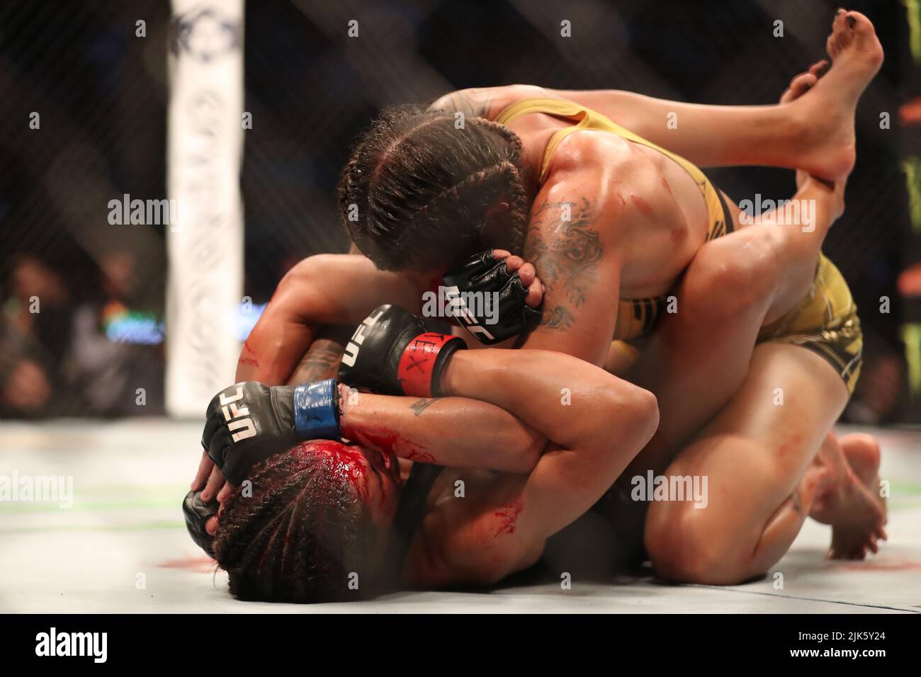 DALLAS, TX - 30. JULI: Amanda Nunes (TOP) kämpft gegen Julianna Peña in ihrem Women Bantamweight Kampf während des UFC 277 Events im American Airlines Center am 30. Juli 2022 in Dallas, Texas, USA. (Foto von Alejandro Salazar/PxImages) Credit: Px Images/Alamy Live News Stockfoto
