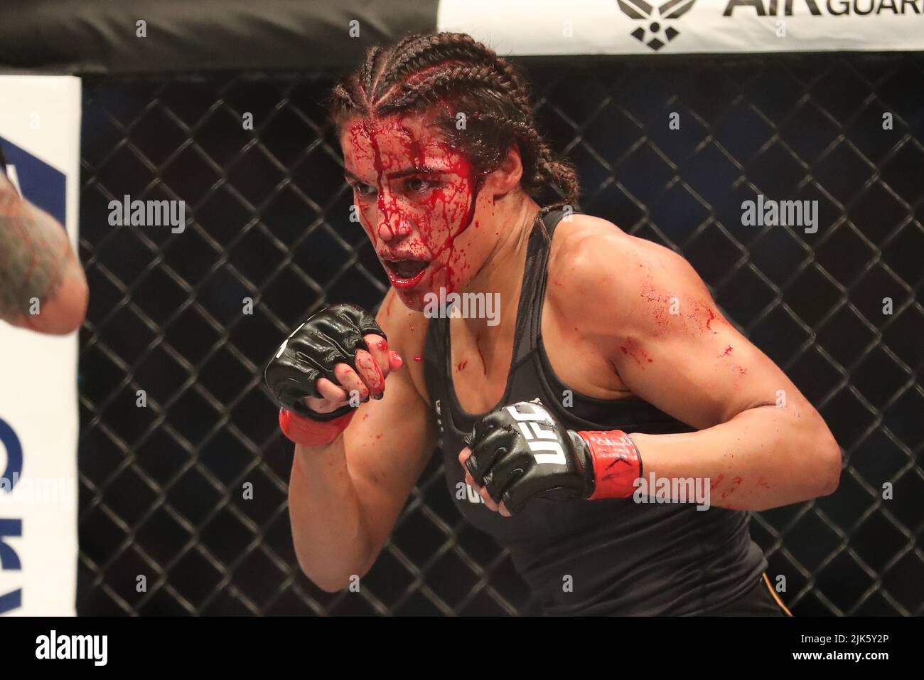 Dallas, Texas, Dallas, TX, USA. 30.. Juli 2022. DALLAS, TX - JULI 30: Julianna PeÃ±A kämpft gegen Amanda Nunes in ihrem Women Bantamweight Kampf während des UFC 277 Events im American Airlines Center am 30. Juli 2022 in Dallas, Texas, USA. (Bild: © Alejandro Salazar/PX Imagens via ZUMA Press Wire) Stockfoto