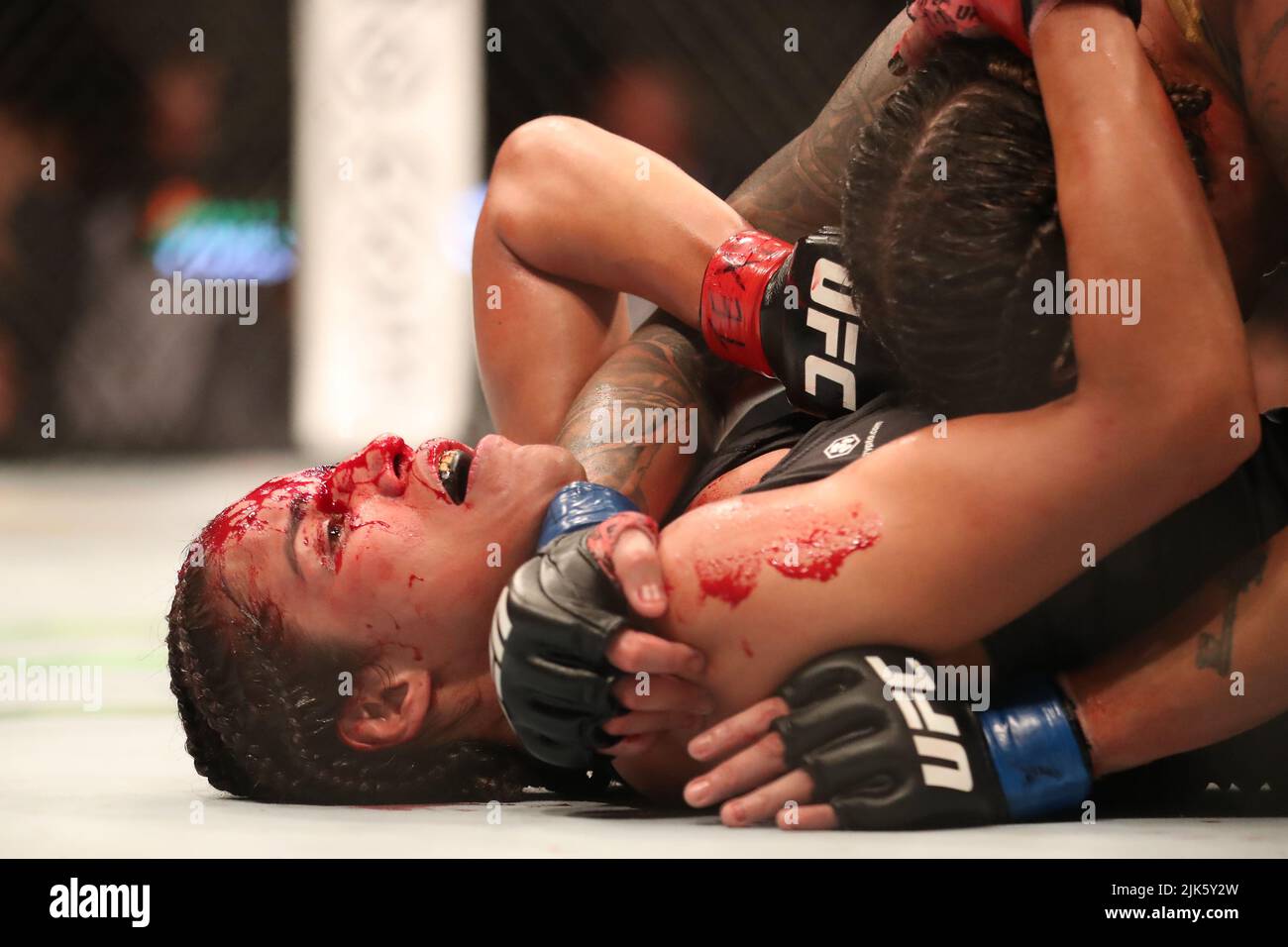 DALLAS, TX - 30. JULI: Julianna Peña kämpft gegen Amanda Nunes in ihrem Women Bantamweight Kampf während des UFC 277 Events im American Airlines Center am 30. Juli 2022 in Dallas, Texas, USA. (Foto von Alejandro Salazar/PxImages) Credit: Px Images/Alamy Live News Stockfoto