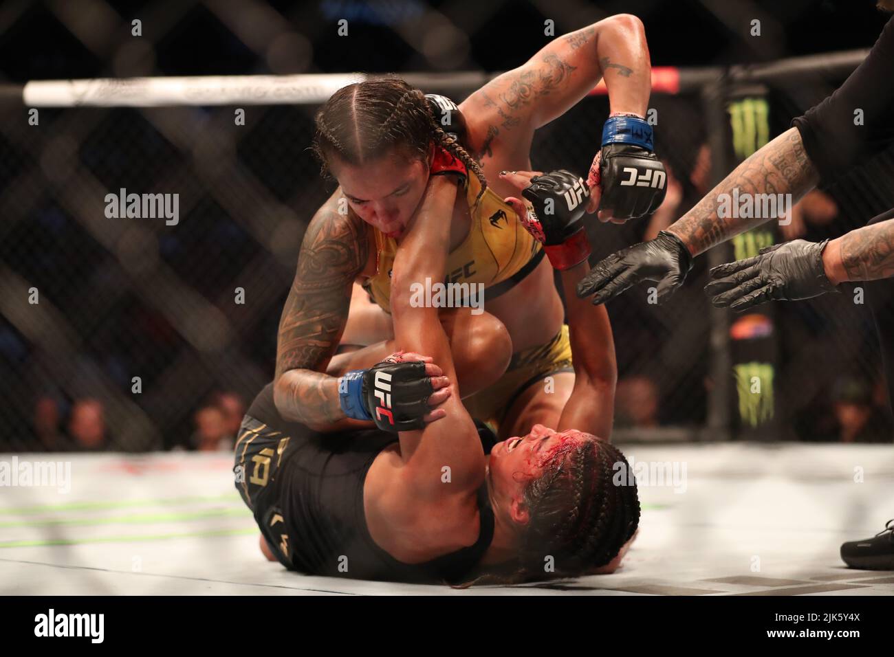 DALLAS, TX - 30. JULI: Amanda Nunes (TOP) schlägt Julianna Peña bei ihrem Women Bantamweight Kampf während der UFC 277 Veranstaltung im American Airlines Center am 30. Juli 2022 in Dallas, Texas, USA. (Foto von Alejandro Salazar/PxImages) Credit: Px Images/Alamy Live News Stockfoto