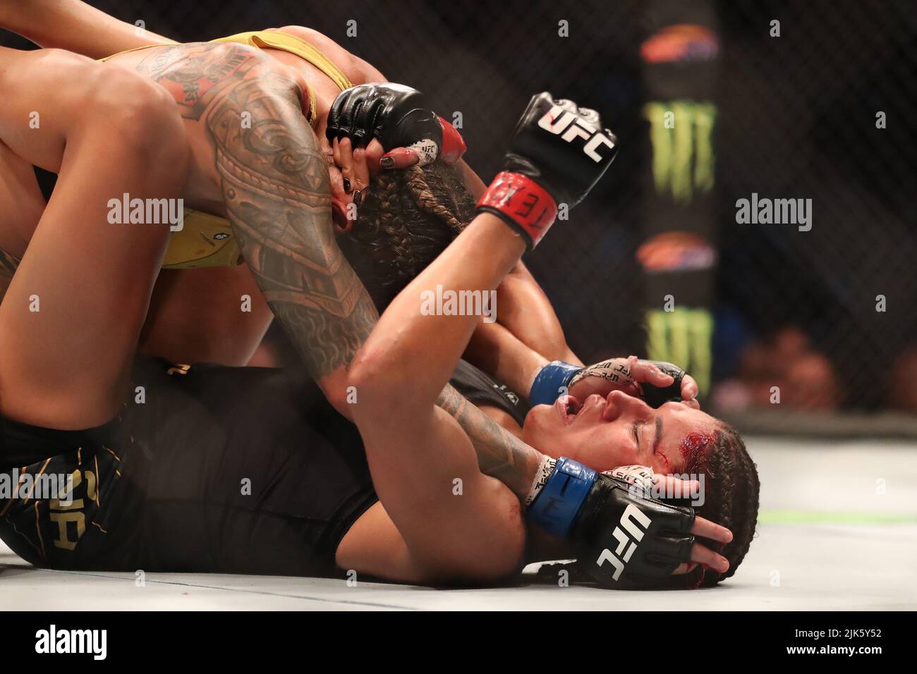 DALLAS, TX - 30. JULI: Amanda Nunes (TOP) kämpft gegen Julianna Peña in ihrem Women Bantamweight Kampf während des UFC 277 Events im American Airlines Center am 30. Juli 2022 in Dallas, Texas, USA. (Foto von Alejandro Salazar/PxImages) Credit: Px Images/Alamy Live News Stockfoto