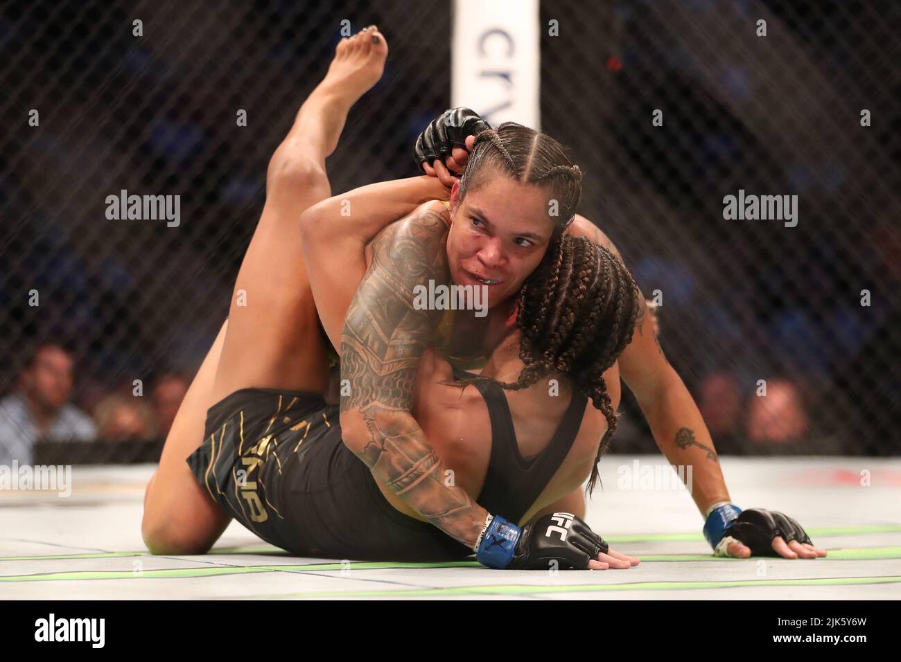 DALLAS, TX - 30. JULI: Amanda Nunes (oben) kontrolliert den Körper von Julianna Peña bei ihrem Women Bantamweight Kampf während der UFC 277 Veranstaltung im American Airlines Center am 30. Juli 2022 in Dallas, Texas, USA. (Foto von Alejandro Salazar/PxImages) Credit: Px Images/Alamy Live News Stockfoto