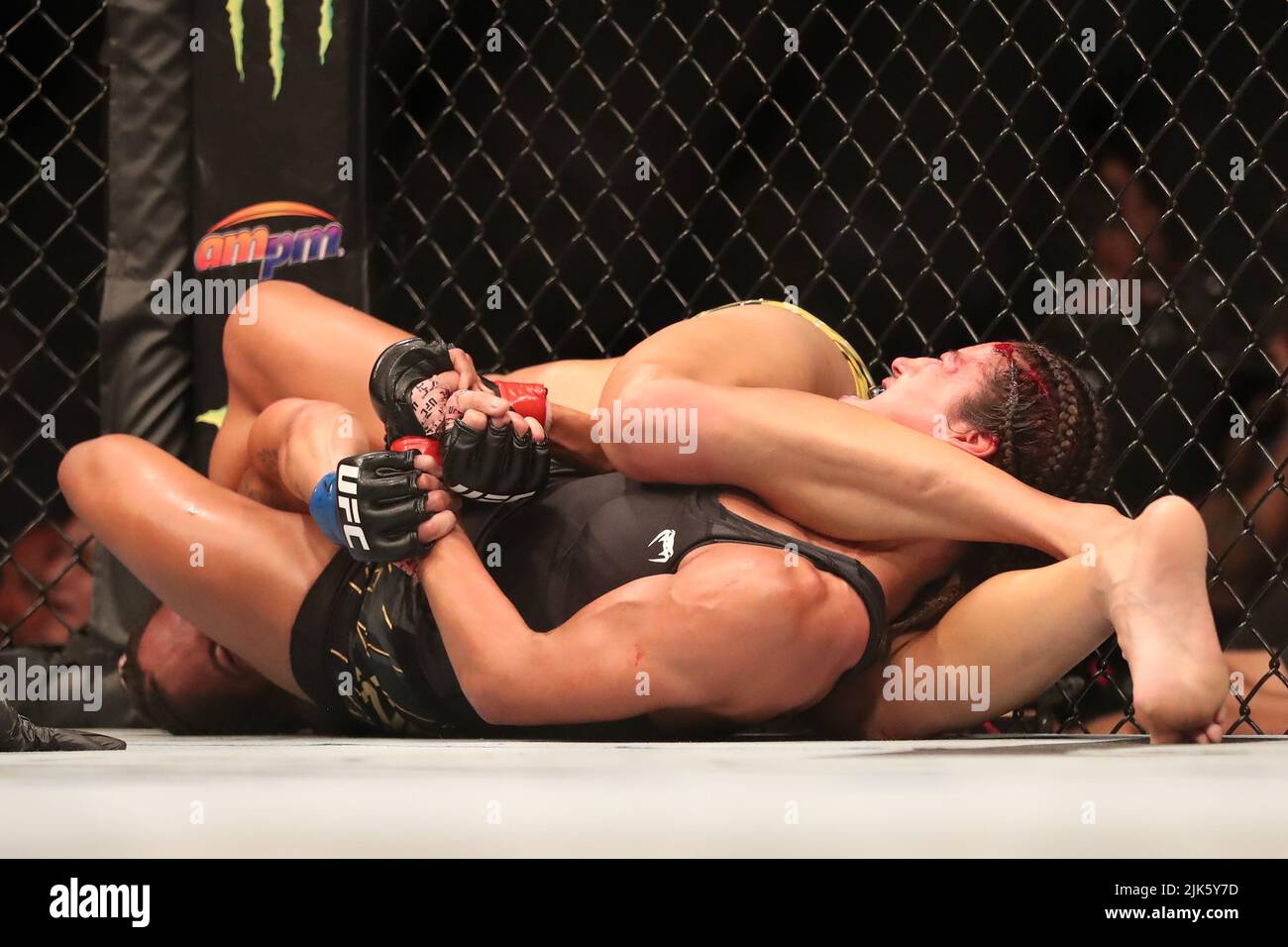 Dallas, Texas, Dallas, TX, USA. 30.. Juli 2022. DALLAS, TX - 30. JULI: (R-L) Julianna PeÃ±versucht, Amanda Nunes bei ihrem Women Bantamweight Kampf während der UFC 277 Veranstaltung im American Airlines Center am 30. Juli 2022 in Dallas, Texas, USA, einzureichen. (Bild: © Alejandro Salazar/PX Imagens via ZUMA Press Wire) Stockfoto