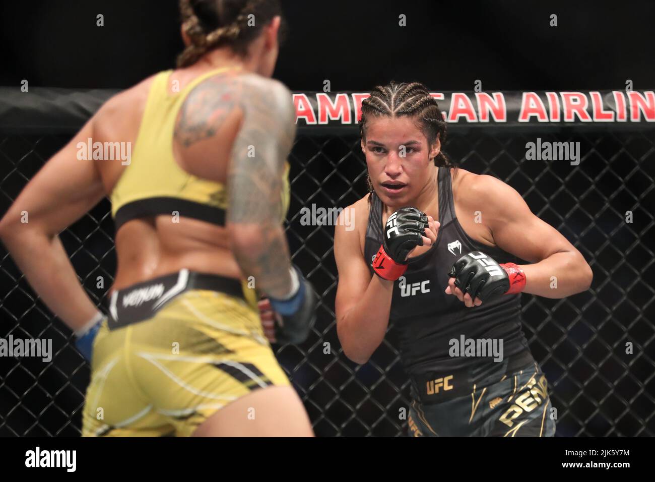 DALLAS, TX - 30. JULI: (R-L) Julianna Peña kämpft gegen Amanda Nunes in ihrem Women Bantamweight Kampf während der UFC 277 Veranstaltung im American Airlines Center am 30. Juli 2022 in Dallas, Texas, USA. (Foto von Alejandro Salazar/PxImages) Credit: Px Images/Alamy Live News Stockfoto