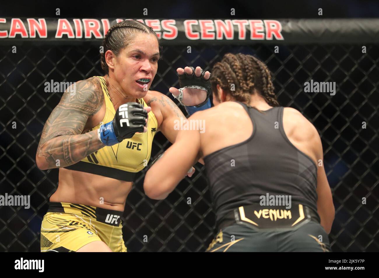 DALLAS, TX - 30. JULI: (R-L) Amanda Nunes kämpft gegen Julianna Peña bei ihrem Women Bantamweight Kampf während des UFC 277 Events im American Airlines Center am 30. Juli 2022 in Dallas, Texas, USA. (Foto von Alejandro Salazar/PxImages) Credit: Px Images/Alamy Live News Stockfoto