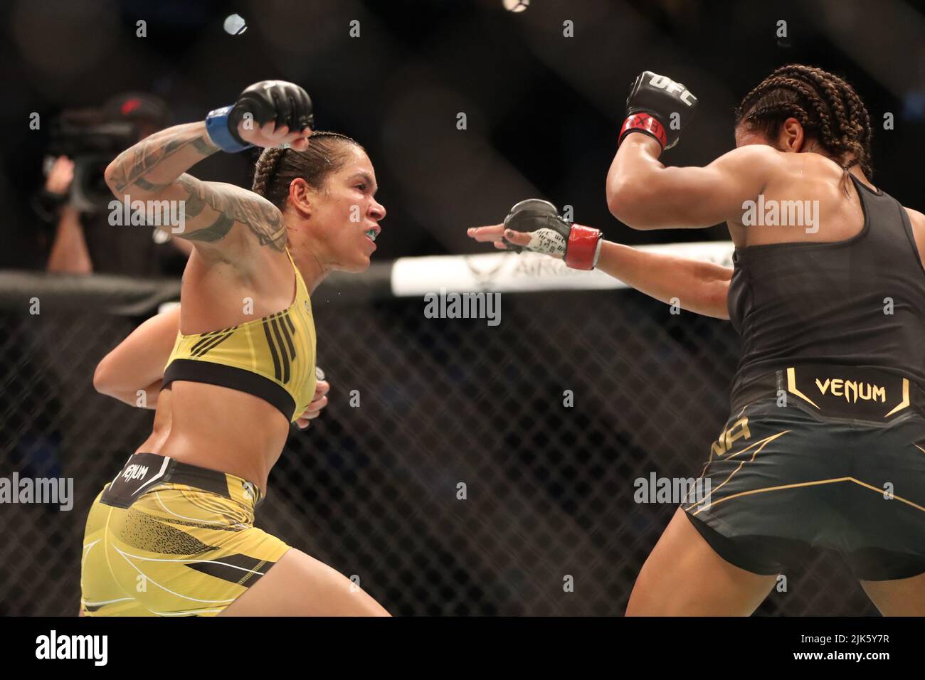 DALLAS, TX - 30. JULI: (L-R) Amanda Nunes schlägt Julianna Peña bei ihrem Women Bantamweight Kampf während der UFC 277 Veranstaltung im American Airlines Center am 30. Juli 2022 in Dallas, Texas, USA. (Foto von Alejandro Salazar/PxImages) Credit: Px Images/Alamy Live News Stockfoto