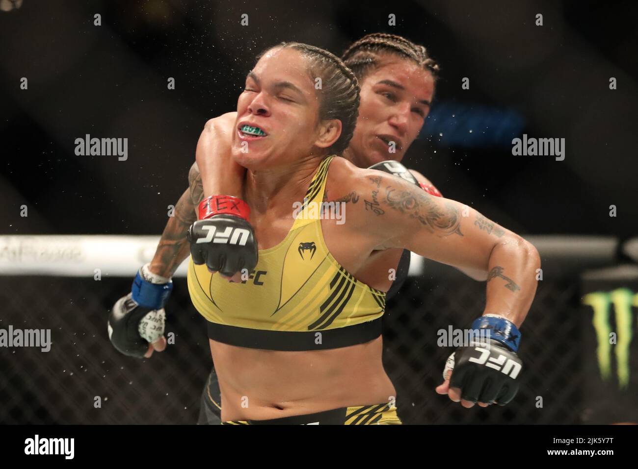 DALLAS, TX - 30. JULI: (L-R) Amanda Nunes kämpft gegen Julianna Peña bei ihrem Women Bantamweight Kampf während des UFC 277 Events im American Airlines Center am 30. Juli 2022 in Dallas, Texas, USA. (Foto von Alejandro Salazar/PxImages) Credit: Px Images/Alamy Live News Stockfoto