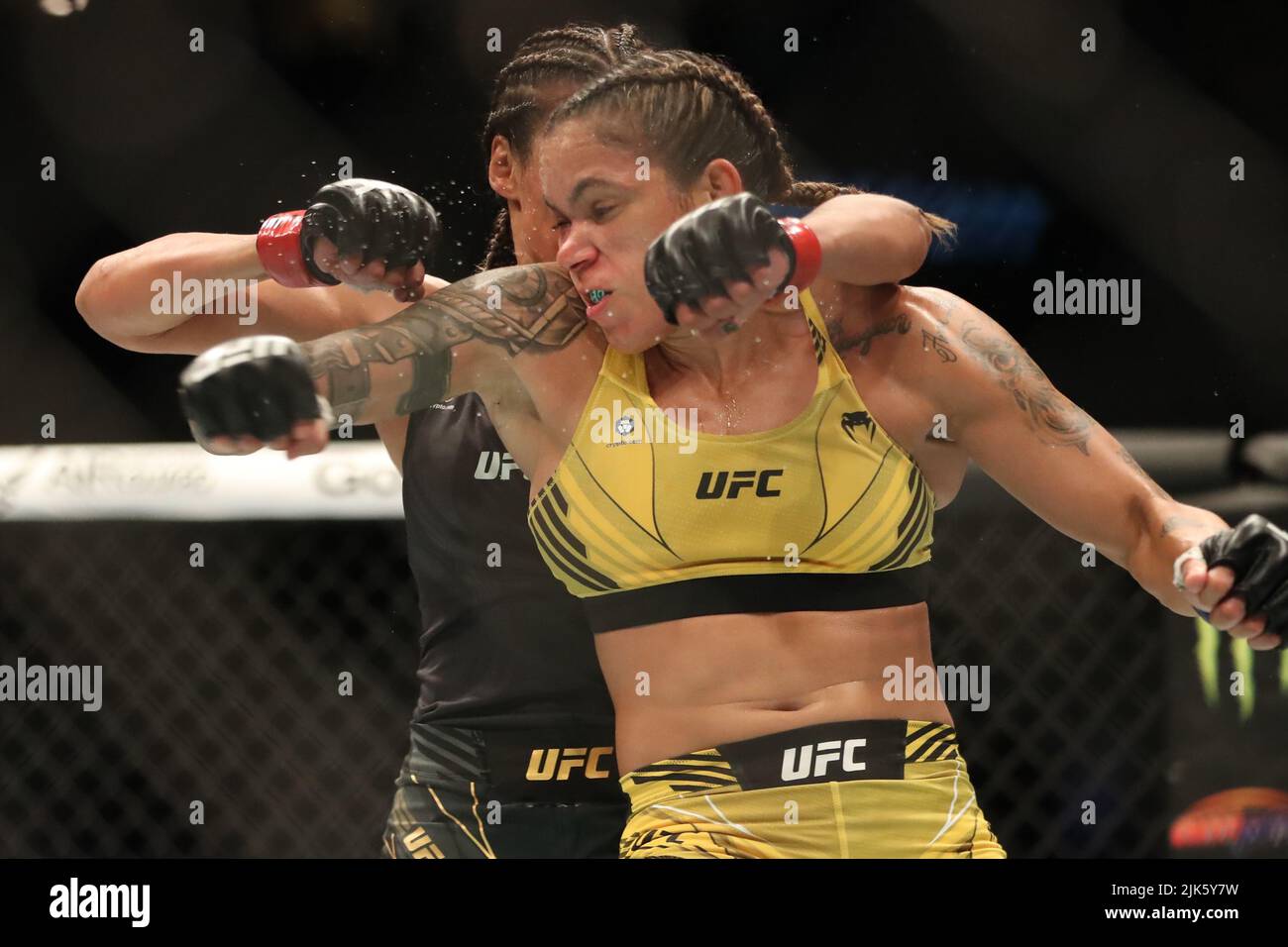 DALLAS, TX - 30. JULI: (L-R) Amanda Nunes kämpft gegen Julianna Peña bei ihrem Women Bantamweight Kampf während des UFC 277 Events im American Airlines Center am 30. Juli 2022 in Dallas, Texas, USA. (Foto von Alejandro Salazar/PxImages) Credit: Px Images/Alamy Live News Stockfoto