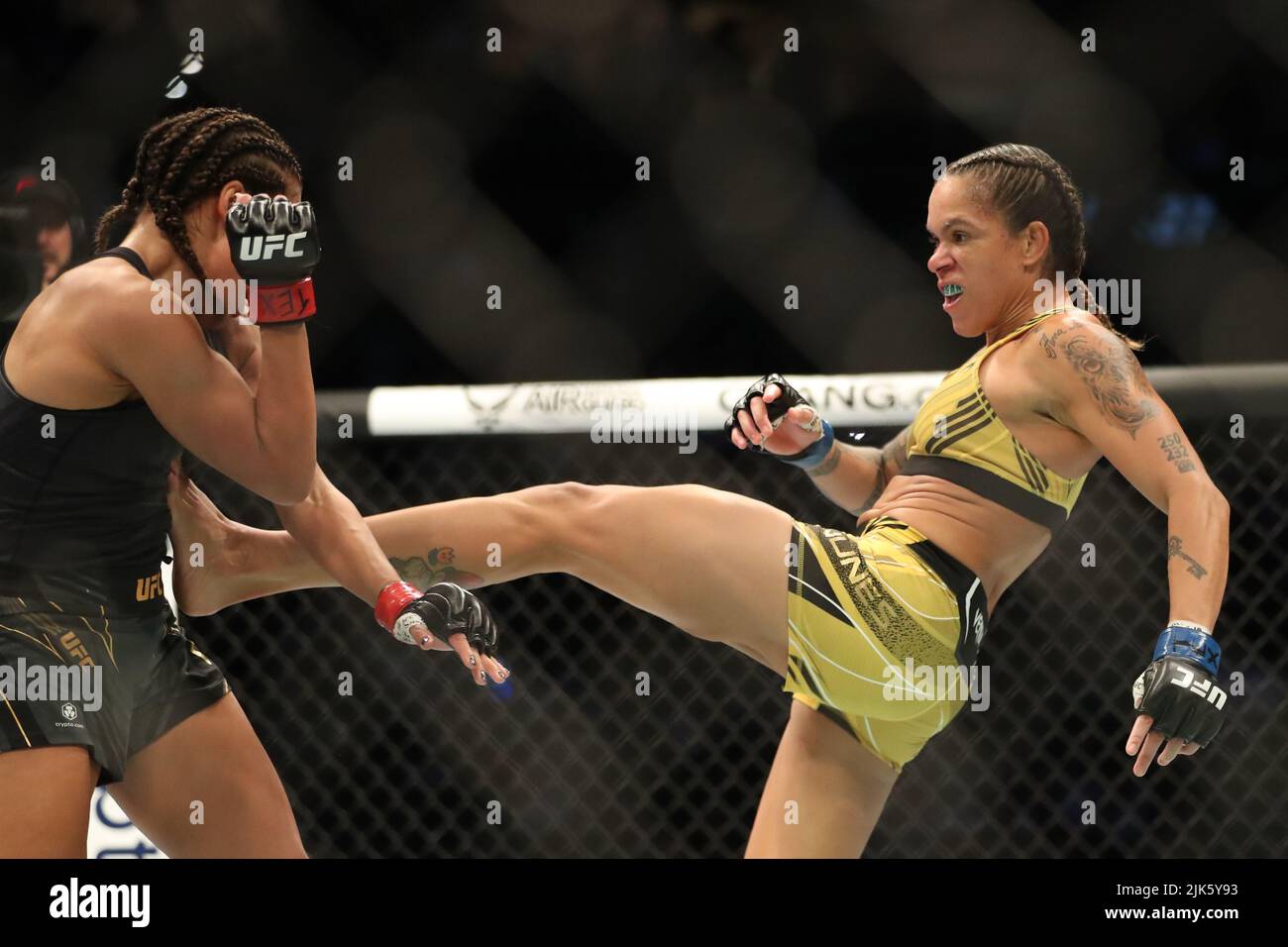 DALLAS, TX - 30. JULI: (R-L) Amanda Nunes tritt Julianna Peña bei ihrem Women Bantamweight Kampf während der UFC 277 Veranstaltung im American Airlines Center am 30. Juli 2022 in Dallas, Texas, USA, an. (Foto von Alejandro Salazar/PxImages) Credit: Px Images/Alamy Live News Stockfoto