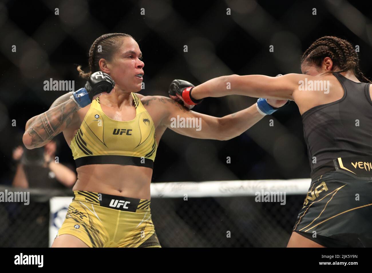 DALLAS, TX - 30. JULI: (R-L) Julianna Peña schlägt Amanda Nunes bei ihrem Women Bantamweight Kampf während der UFC 277 Veranstaltung im American Airlines Center am 30. Juli 2022 in Dallas, Texas, USA. (Foto von Alejandro Salazar/PxImages) Credit: Px Images/Alamy Live News Stockfoto