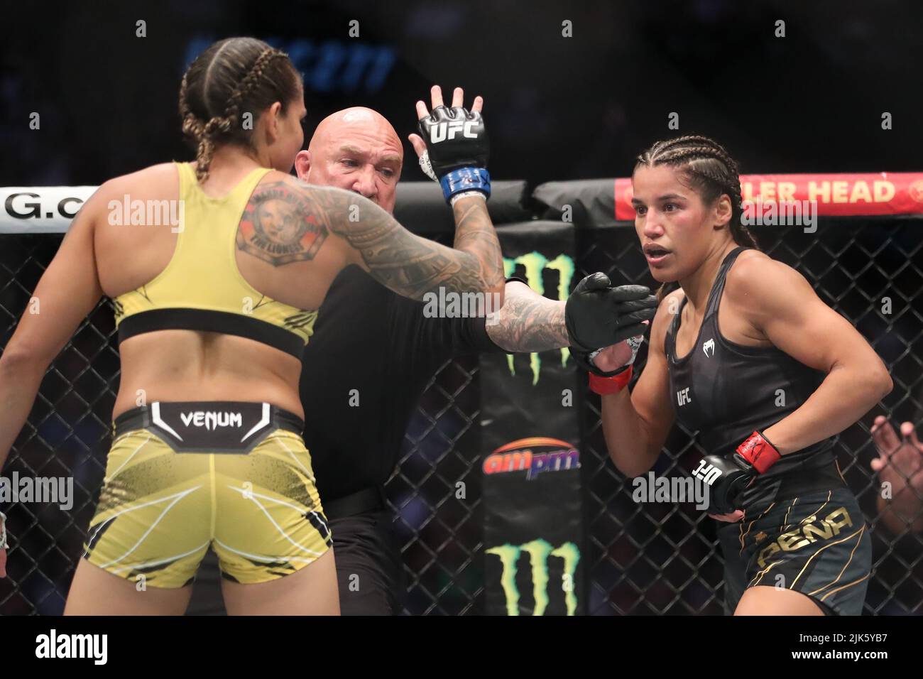 DALLAS, TX - 30. JULI: (R-L) Julianna Peña kämpft gegen Amanda Nunes in ihrem Women Bantamweight Kampf während der UFC 277 Veranstaltung im American Airlines Center am 30. Juli 2022 in Dallas, Texas, USA. (Foto von Alejandro Salazar/PxImages) Credit: Px Images/Alamy Live News Stockfoto
