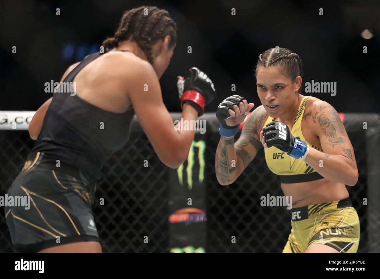 DALLAS, TX - 30. JULI: (R-L) Amanda Nunes kämpft gegen Julianna Peña bei ihrem Women Bantamweight Kampf während des UFC 277 Events im American Airlines Center am 30. Juli 2022 in Dallas, Texas, USA. (Foto von Alejandro Salazar/PxImages) Credit: Px Images/Alamy Live News Stockfoto