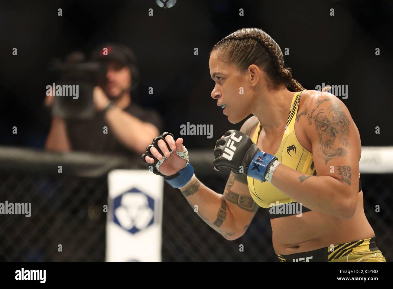 DALLAS, TX - 30. JULI: Amanda Nunes kämpft gegen Julianna Peña in ihrem Women Bantamweight Kampf während des UFC 277 Events im American Airlines Center am 30. Juli 2022 in Dallas, Texas, USA. (Foto von Alejandro Salazar/PxImages) Credit: Px Images/Alamy Live News Stockfoto