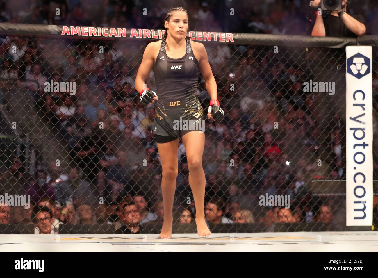 DALLAS, TX - 30. JULI: Julianna Peña bereitet sich auf den Kampf gegen Amanda Nunes in ihrem Women Bantamweight Kampf während des UFC 277 Events im American Airlines Center am 30. Juli 2022 in Dallas, Texas, USA, vor. (Foto von Alejandro Salazar/PxImages) Credit: Px Images/Alamy Live News Stockfoto