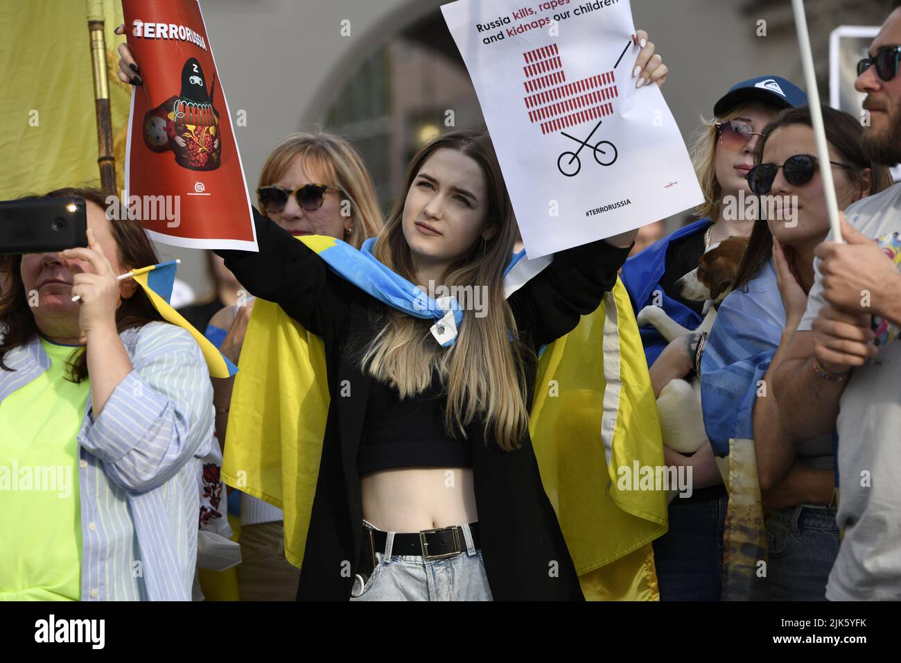 München, Deutschland. 30.. Juli 2022. Am 30.. Juli 2022 fand in München ein pro-ukrainischer Protest statt. Der Protest war Teil dutzender koordinierter Proteste gegen Russlands Krieg gegen die Ukraine, die in vielen Städten in ganz Europa stattfanden. Hunderte von Menschen versammelten sich, um die Ukraine zu unterstützen, um mehr Unterstützung zu bitten und die jüngsten Gräueltaten Russlands in der Ukraine zu verurteilen. Quelle: Diego Montoya/Alamy Live News Stockfoto