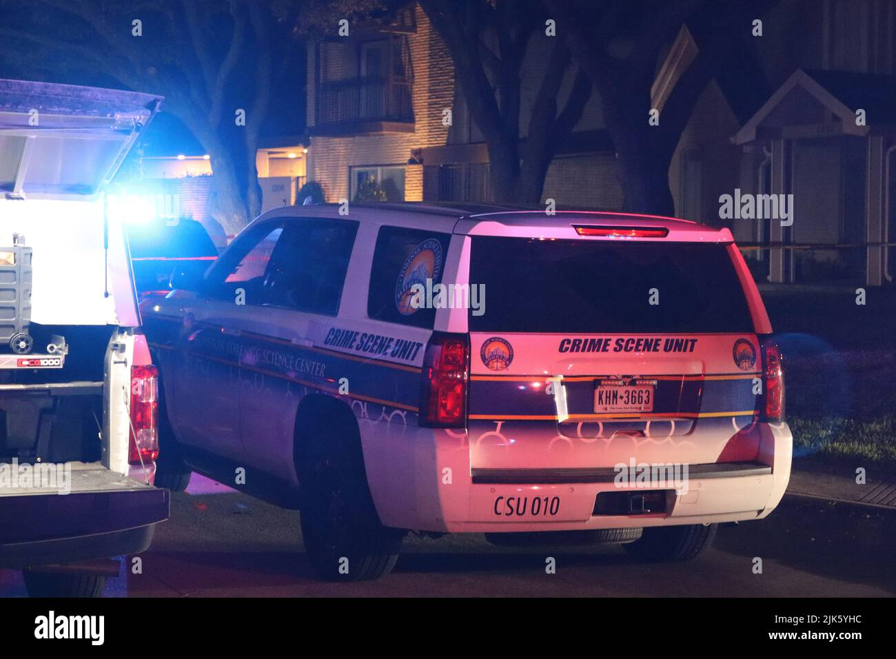 Houston, Usa. 31. Juli 2022. Officer-invovled Shooting in West Houston: Polizeibeamte aus Houston schießen auf einen Mann, der eine psychische Krise hat, nachdem er mit einem Messer auf sie gestürzt war. (1300 Riverview Circle) Quelle: Robert Balli/Alamy Live News Stockfoto