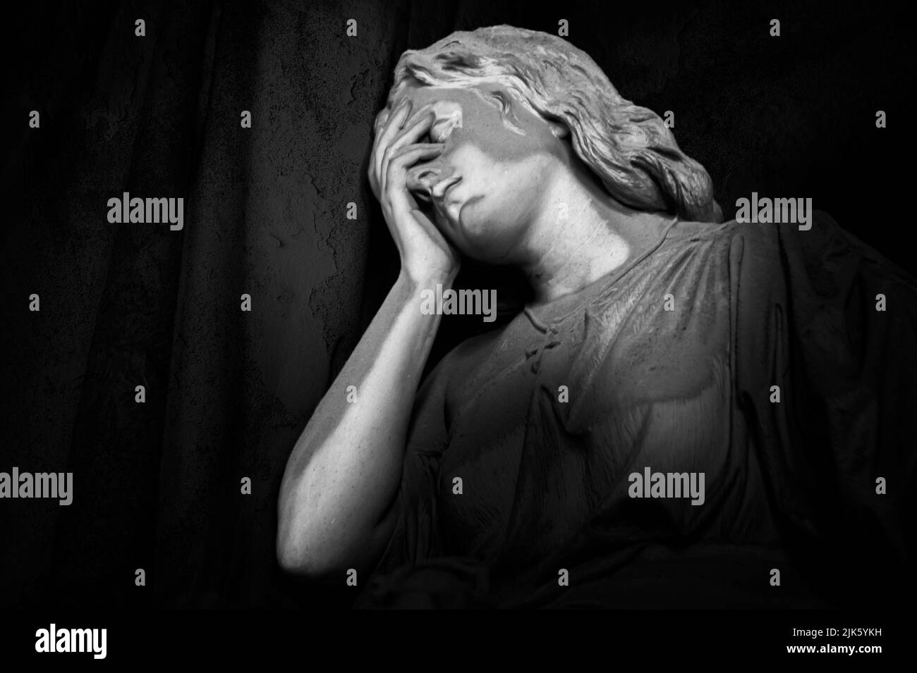 Staglieno, Genua, Italien - 22. Juni 2021: Monumentaler Friedhof. Statue, Skulptur. Porträt, Nahaufnahme einer Frau, aufgenommen auf einem monumentalen Friedhof. Die Pai Stockfoto