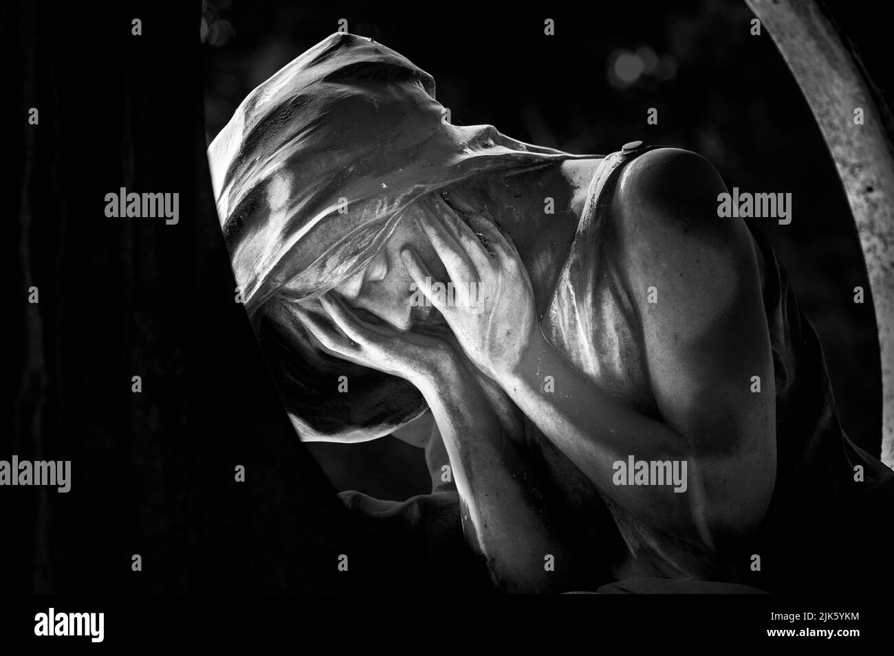 Staglieno, Genua, Italien - 22. Juni 2021: Monumentaler Friedhof. Statue, Skulptur. Porträt, Nahaufnahme einer Frau, aufgenommen auf einem monumentalen Friedhof. Die Pai Stockfoto