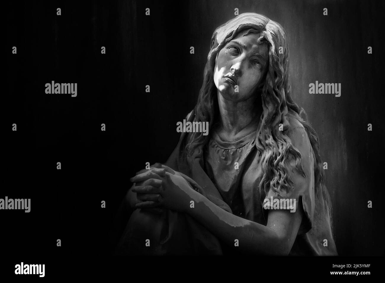 Staglieno, Genua, Italien - 22. Juni 2021: Monumentaler Friedhof. Statue, Skulptur. Porträt, Nahaufnahme einer Frau, aufgenommen auf einem monumentalen Friedhof. Die Pai Stockfoto