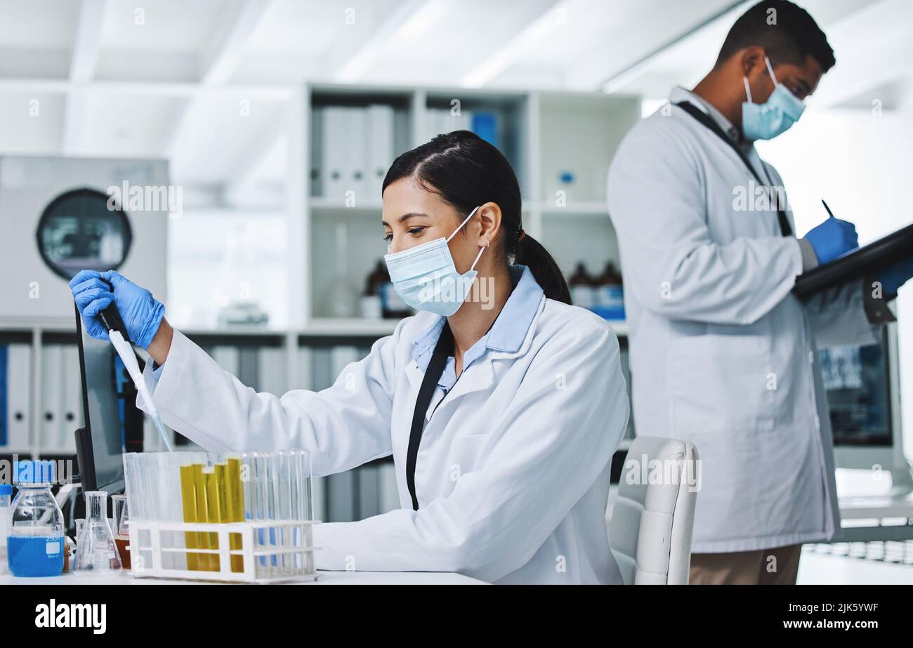 Durch Forschung etwas bewegen. Zwei junge Forscher arbeiten in einem Labor. Stockfoto