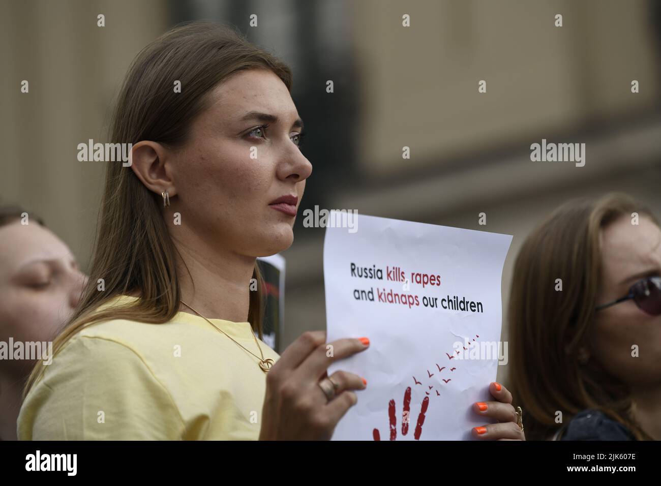 München, Deutschland. 30.. Juli 2022. Am 30.. Juli 2022 fand in München ein pro-ukrainischer Protest statt. Der Protest war Teil dutzender koordinierter Proteste gegen Russlands Krieg gegen die Ukraine, die in vielen Städten in ganz Europa stattfanden. Hunderte von Menschen versammelten sich, um die Ukraine zu unterstützen, um mehr Unterstützung zu bitten und die jüngsten Gräueltaten Russlands in der Ukraine zu verurteilen. Quelle: Diego Montoya/Alamy Live News Stockfoto