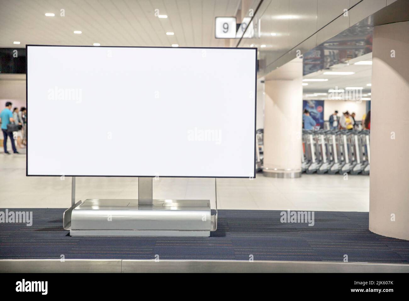 Digitale Medien leere Werbung Plakatwand im Flughafen, leere Plakatwände öffentlichen kommerziellen mit Passagieren, Schild für Produktwerbung des Stockfoto