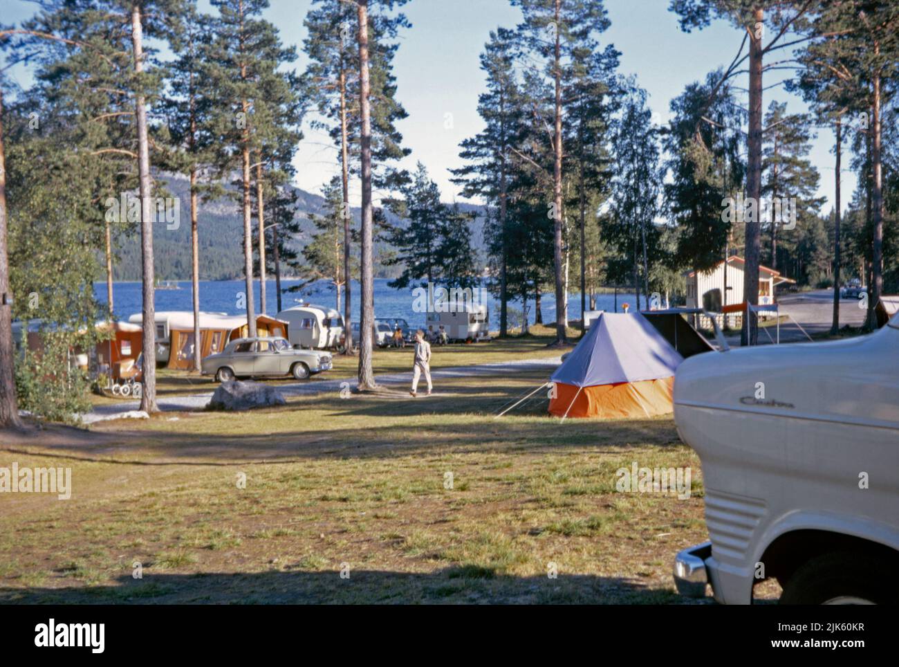 Ein Campingplatz in Telemark, Norwegen im Jahr 1970. Telemark ist eine traditionelle Region, eine ehemalige Grafschaft, Bezirk in Südnorwegen. Zelte und Wohnwagen befinden sich neben einem Seeufer. Stockfoto