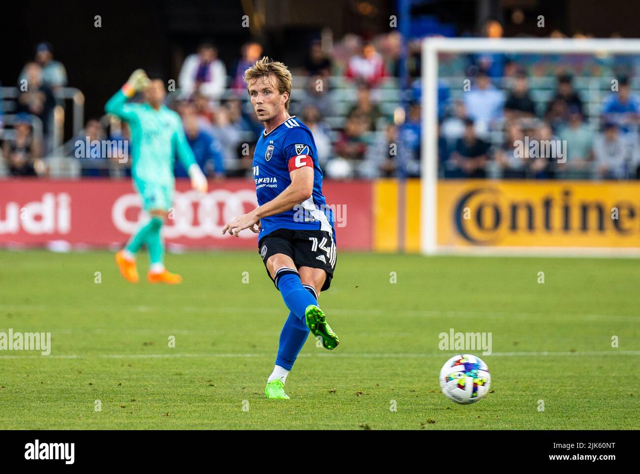 San Jose, Kalifornien, USA. 30. Juli 2022 San Jose, CA USA San Jose Erdbeben-Mittelfeldspieler Jackson Yueill (14) schießt den Ball im MLS-Spiel zwischen Real Salt Lake und den Erdbeben in San Jose nach oben. Das Spiel endet 2-2 Unentschieden im PayPal Park San Jose Kalifornien. Thurman James/CSM Credit: CAL Sport Media/Alamy Live News Stockfoto