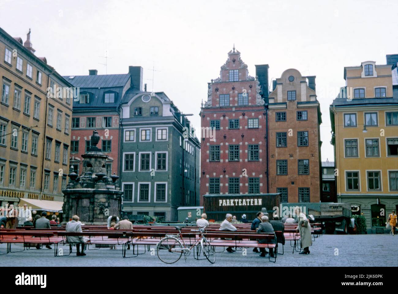 Blick auf Stortorget (oder Börsenplatz), einen öffentlichen Platz in Gamla Stan, der Altstadt von Stockholm, Schweden im Jahr 1970. Es ist der älteste Platz in Stockholm, das historische Zentrum. Es ist traditionell bekannt für seinen jährlichen Weihnachtsmarkt, der traditionelles Kunsthandwerk und Speisen anbietet. Der Brunnen auf dem Platz wurde auch von Palmstedt entworfen. Dieses Bild stammt von einer Amateur-35mm-Farbtransparenz – einem klassischen 1970er-Foto. Stockfoto