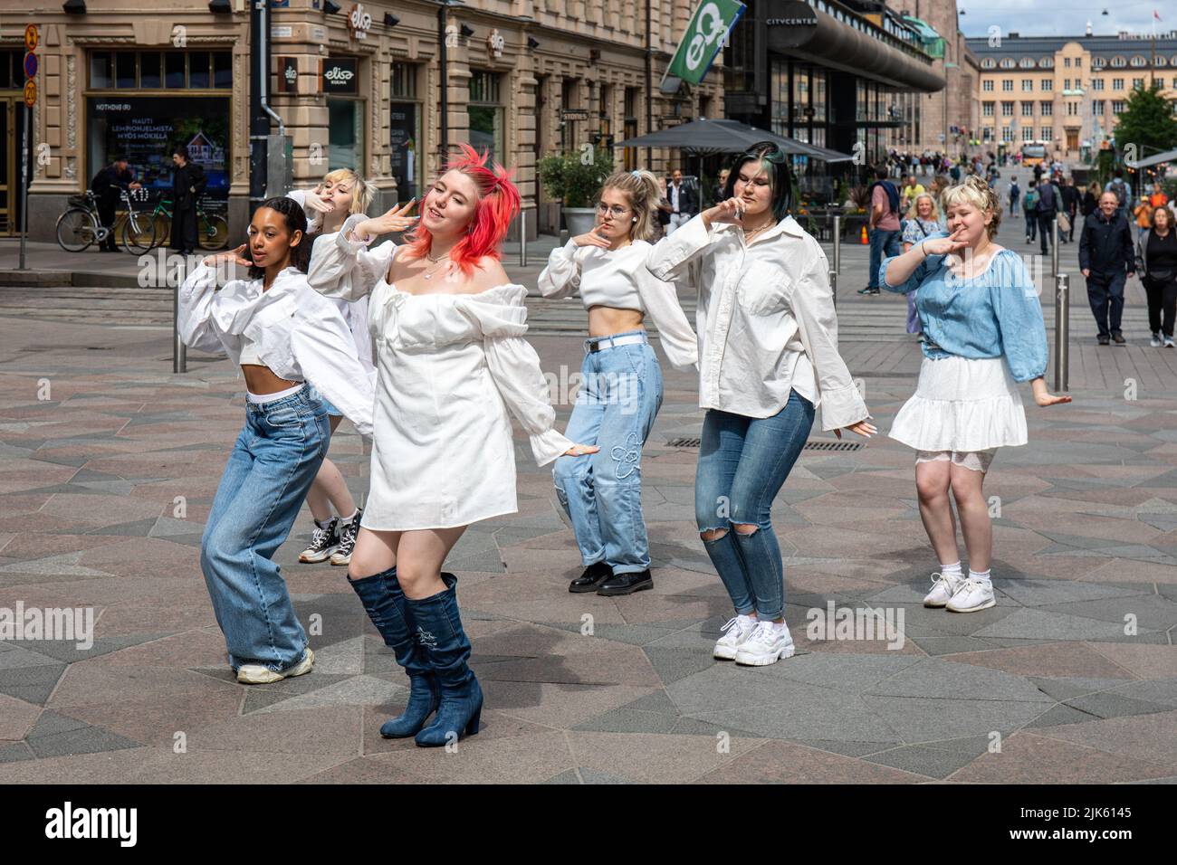 Junge Frauen oder Mädchen im Teenageralter tanzen und machen ein Video in Keskuskatu. Kluuvi in Helsinki, Finnland. Stockfoto