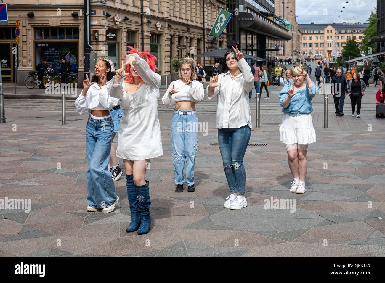 Junge Frauen oder Mädchen im Teenageralter tanzen in Keskuskatu im Kluuvi-Viertel von Helsinki, Finnland Stockfoto
