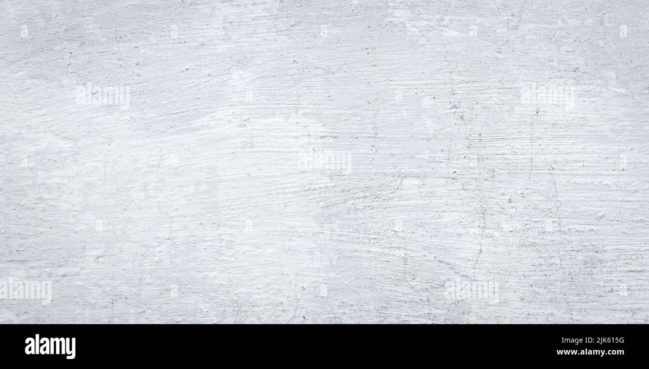 Natürliche graue Betonwand, hellgrauer Grunge-Hintergrund, alte raue Foto-Beton-Textur. Boden mit verwitterten Granitplatten. Leerer Raum. Oberfläche der Zementwand Stockfoto