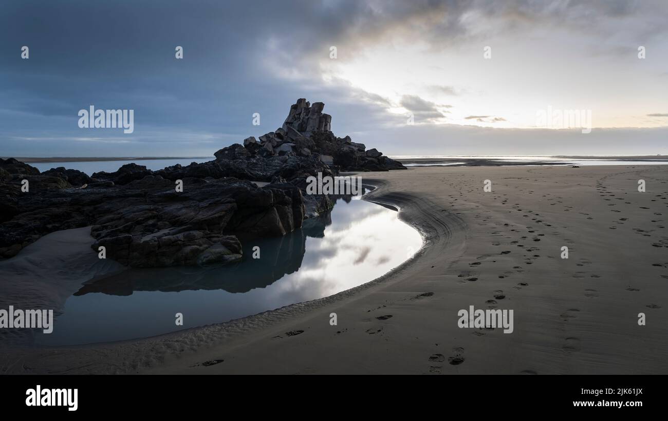 Spiegelung des Shag Rock, auch bekannt als Rapanui, am Eingang der Avon Heathcote Estuary, Christchurch. Stockfoto